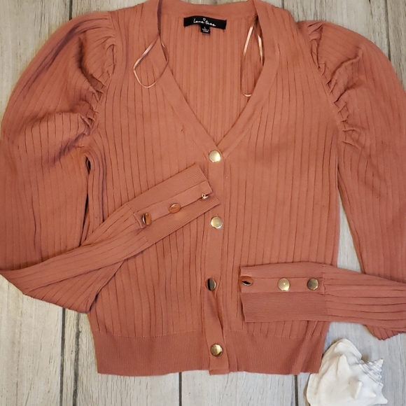 Beautiful top - Picture 2 of 2